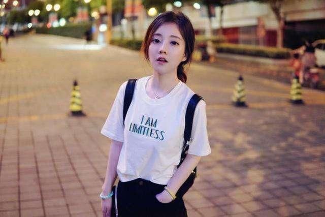 冯提莫身高多少?户外直播暴露了自己的身高,网