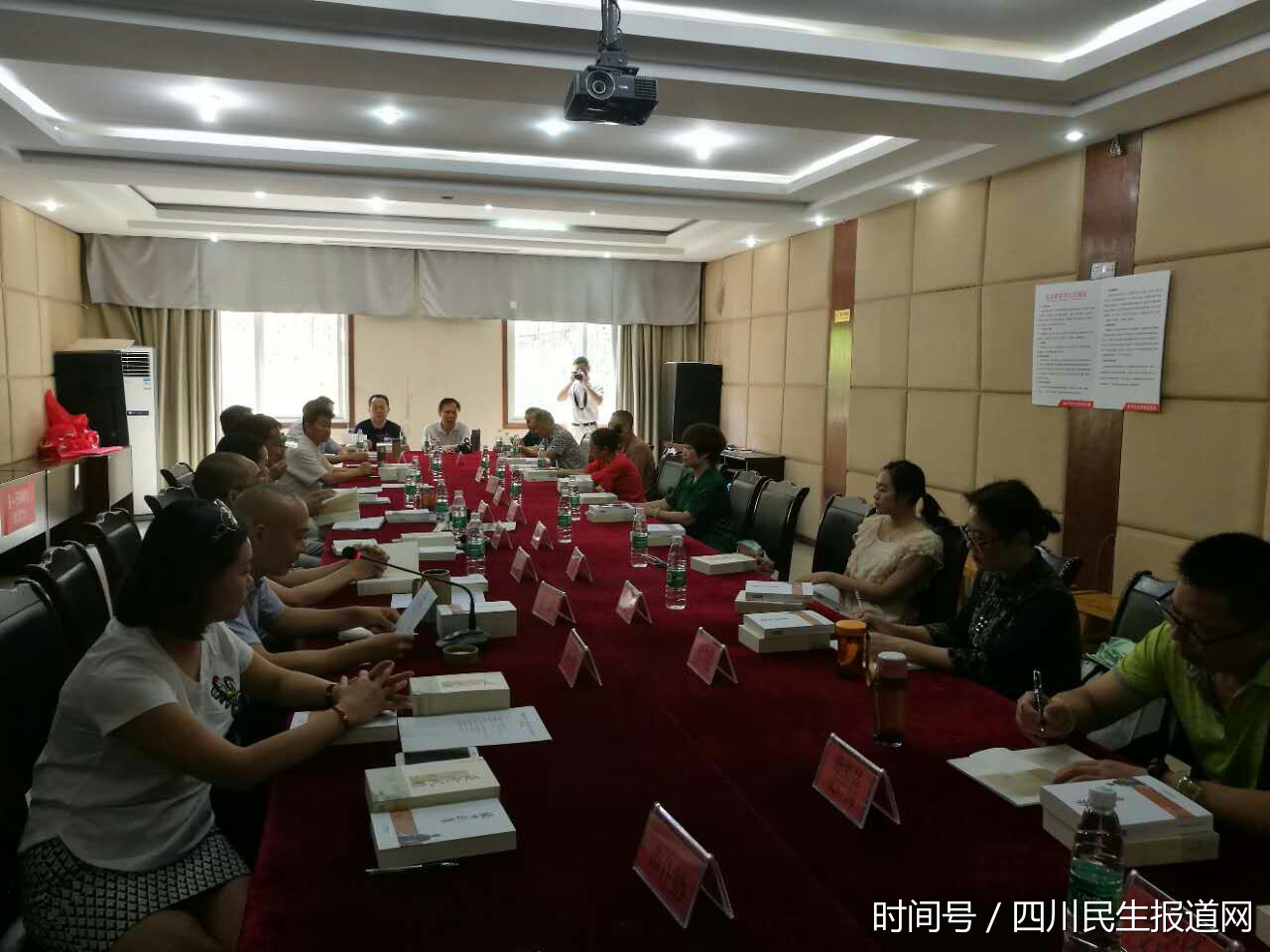 遂宁举行《张鹏翮传奇》、《遂宁风雅》新书发布会 遂宁举行《张鹏翮传奇》、《遂宁风雅》新书发布会