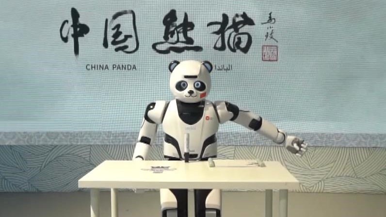 迪拜世博会迎来中国国家馆日 熊猫机器人成“红人” 迪拜世博会迎来中国国家馆日 熊猫机器人成“红人”