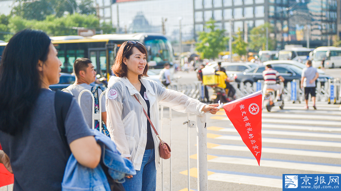 10家单位志愿者走上街头 引导行人文明过马路 10家单位志愿者走上街头 引导行人文明过马路
