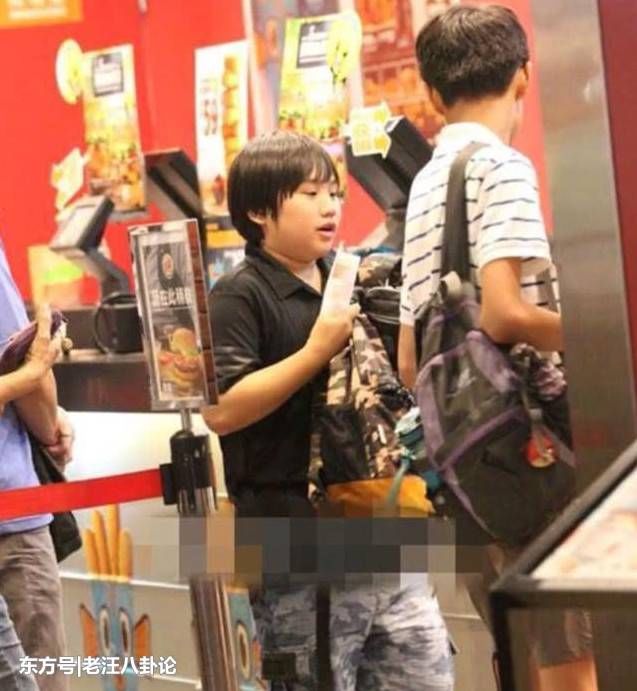 2岁就出道,曾比杨幂还红,却被老爸当成家中摇