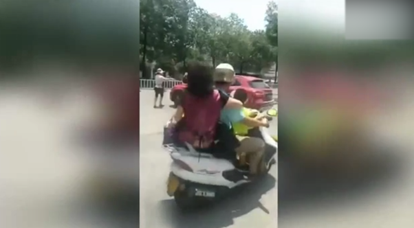 大妈骑车刮碰奔驰还动手打人 女司机被惹怒开车狂顶