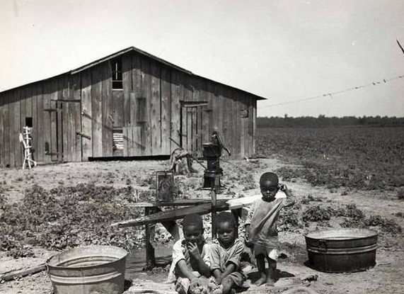 近日，网上一组图片揭露了美国南北战争后美国非裔奴隶名存实亡的“自由”生活。虽然美国法律终结了美国奴隶制度，但非裔美国人的奴役生活却并无多大的改变。