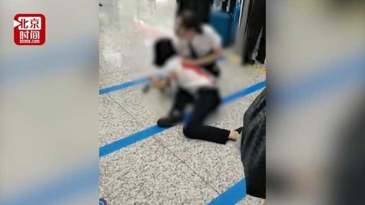 因未赶上列车 深圳北站一女乘客将女客运员刺伤