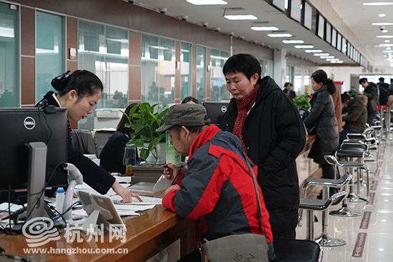 【网络媒体走转改】办完事立马能赶车回乡过年 杭州“最多跑一次”跑出“ 回家”速度 【网络媒体走转改】办完事立马能赶车回乡过年 杭州“最多跑一次”跑出“ 回家”速度