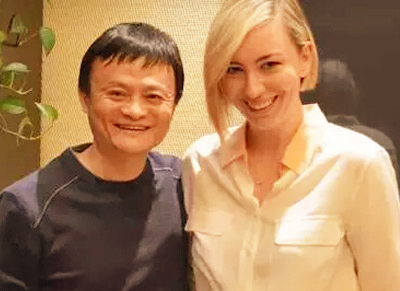 马云不仅和各国政要关系良好,而且还和他们的子女有不少合作,这是去年马云和澳大利亚前总理陆克文的女儿陆杰喜的合影,后者在阿里巴巴上面还开有店铺。