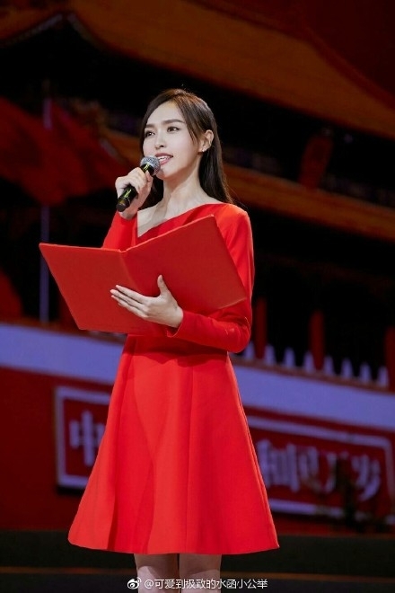 日前，唐嫣一身红裙出席《从石库门到天安门》配乐诗歌朗诵会。当晚，她朗诵了两首红色故事：《爱情的故事》和《时间的入口》。