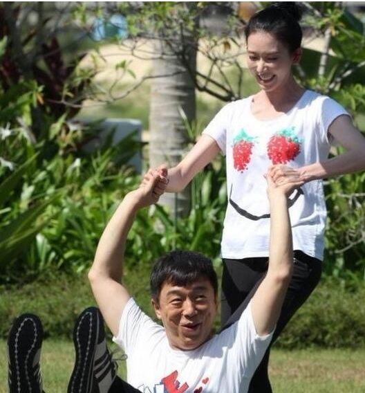 林志玲亲手指导黄渤练瑜伽,网友都被志玲姐姐