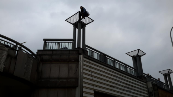 一女子在西单欲跳楼轻生 消防官兵成功营救 一女子在西单欲跳楼轻生 消防官兵成功营救