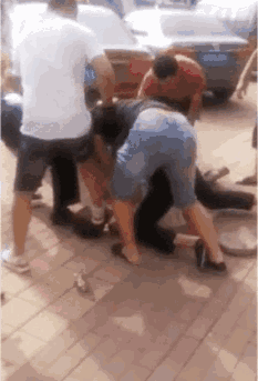 七旬老翁闹市持刀杀死老同学因