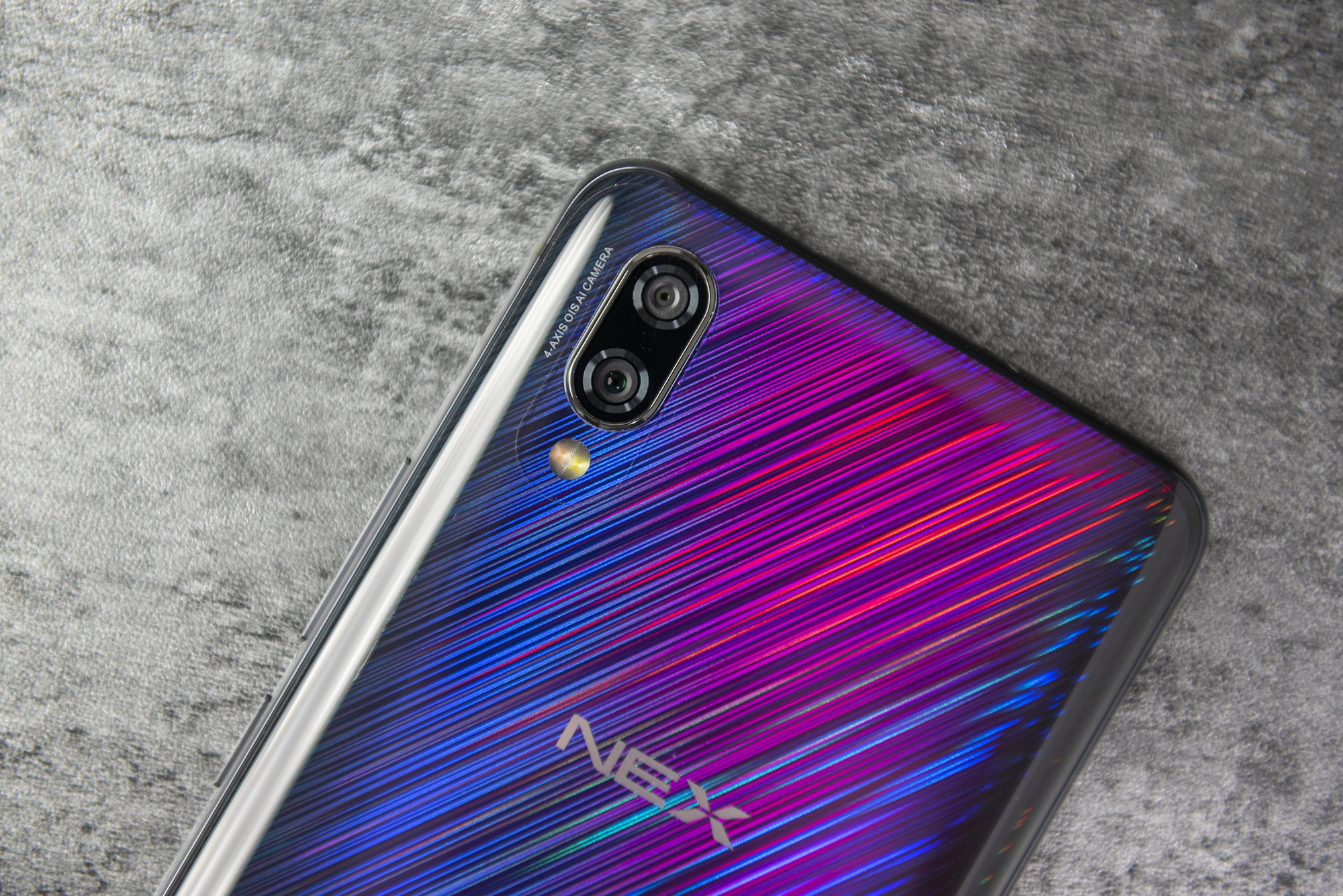 vivo nex星迹版上手图赏:蓝紫渐变的机身