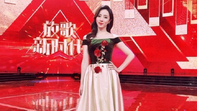 32岁央视主持人李思思晒素颜照，皮肤白皙发际线却吓到网友