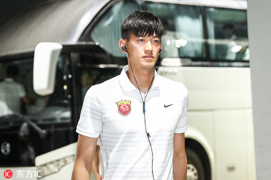 上海上港将帅抵达赛场 武磊自提两双球鞋