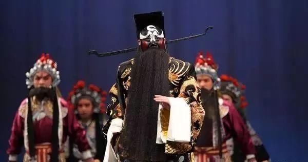 嫂子就把他放在自己儿子的摇篮里,喂包拯奶,喂儿子包勉粥,将其抚养