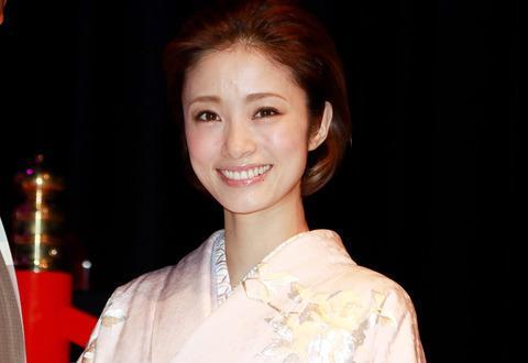 日本女星上户彩着淡雅和服 姿容优雅笑容可爱