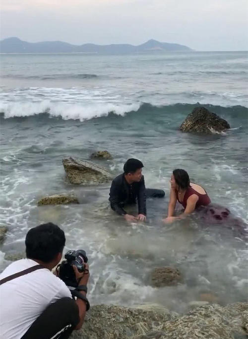 新娘穿露背礼服在海边拍结婚照,一个动作暴露