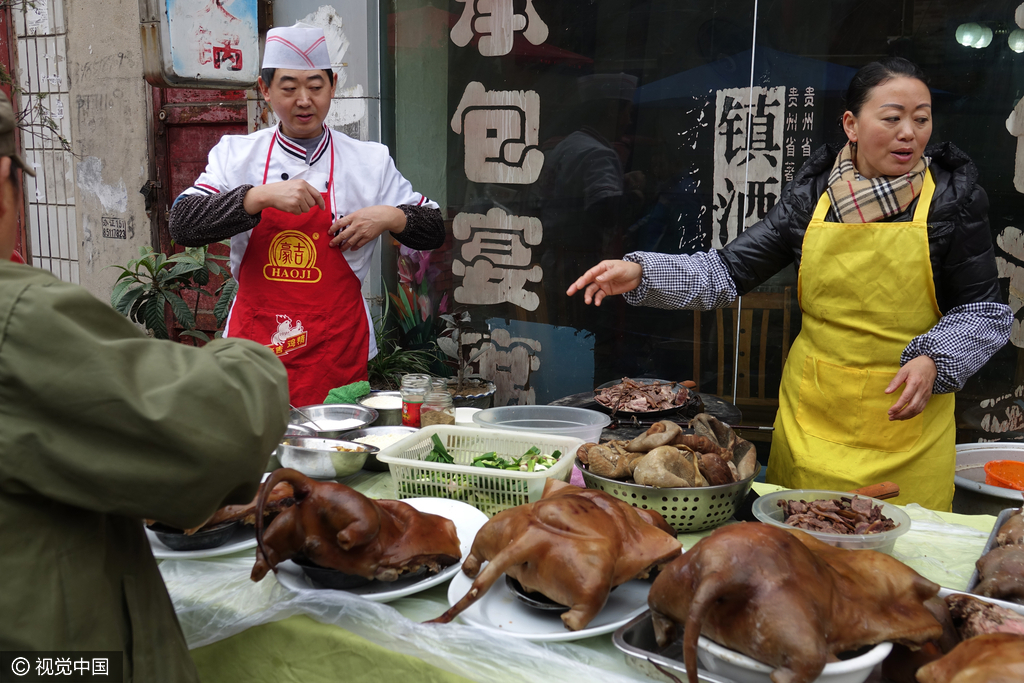 贵阳市新路口菜市场卖狗肉的摊档贵阳市新路口菜市场卖狗肉的摊档