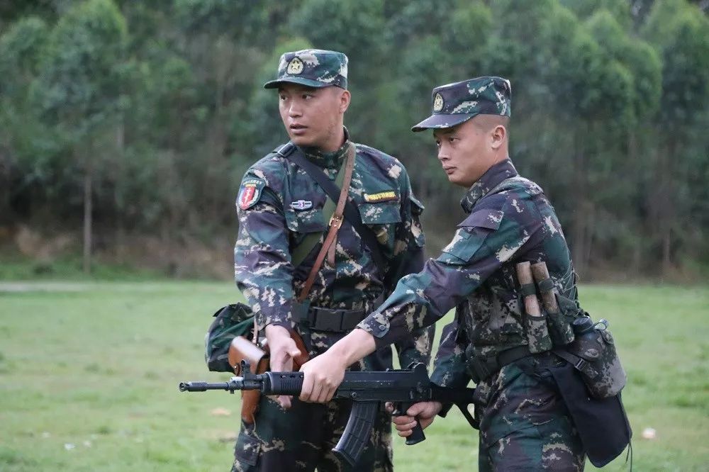 解放军这位侦察连长荣立一等功 全身有26块伤疤