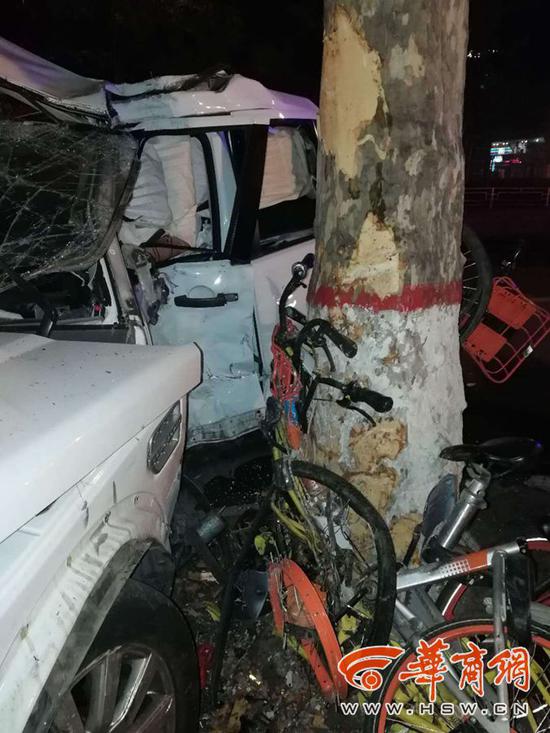 17岁少年无证驾路虎追尾出租车 涉嫌酒驾超速