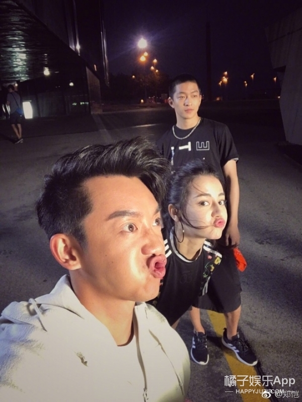 郑恺迪丽热巴搞怪玩自拍,你俩是想PK一下谁是