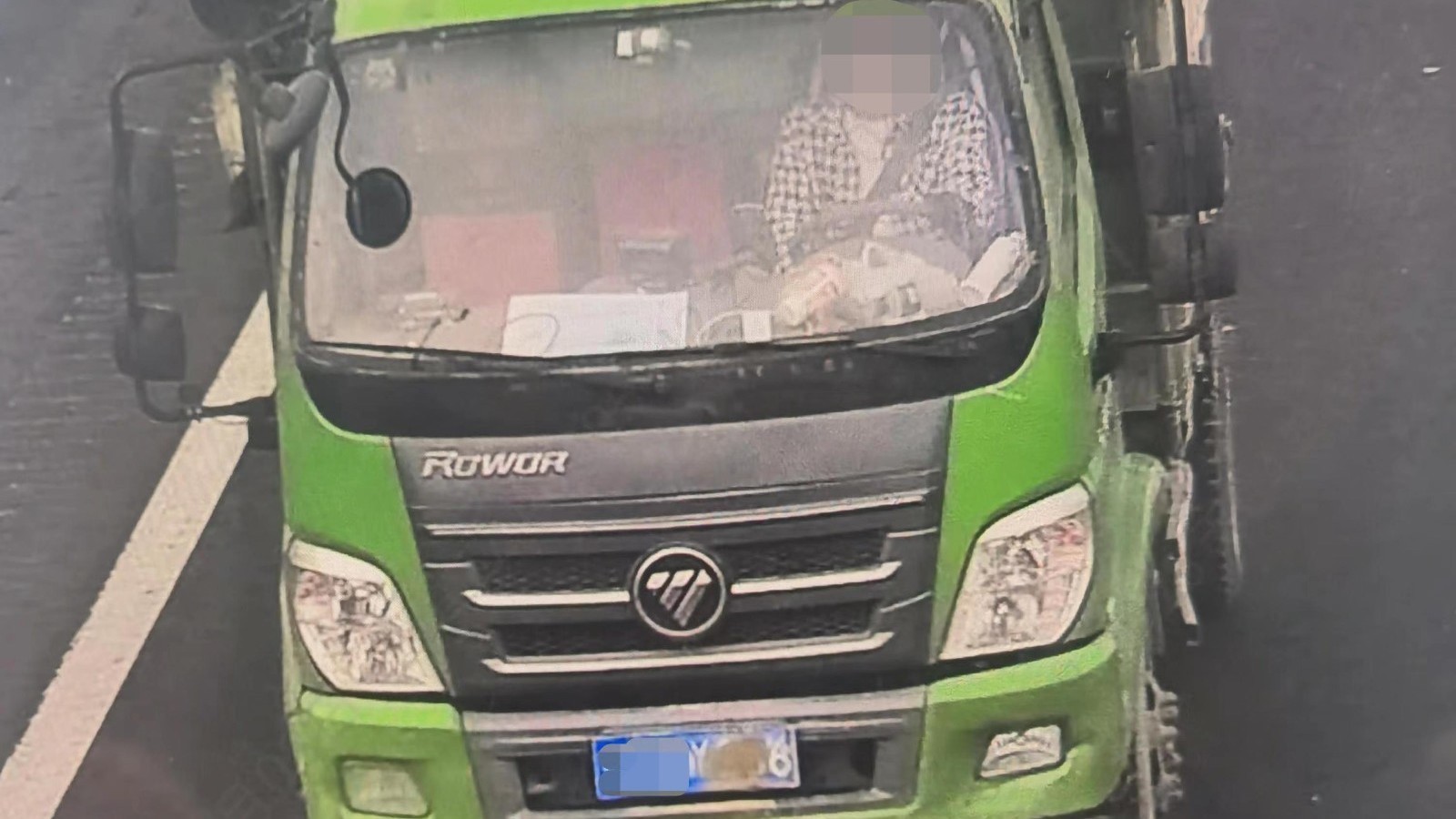 车身干净,唯独车牌挺脏!交管局:这种方法挡车牌,土 车身干净,唯独车牌挺脏!交管局:这种方法挡车牌,土