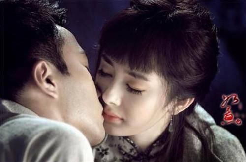 杨幂现身妇幼医院! 已怀二胎,手护着肚子,刘恺