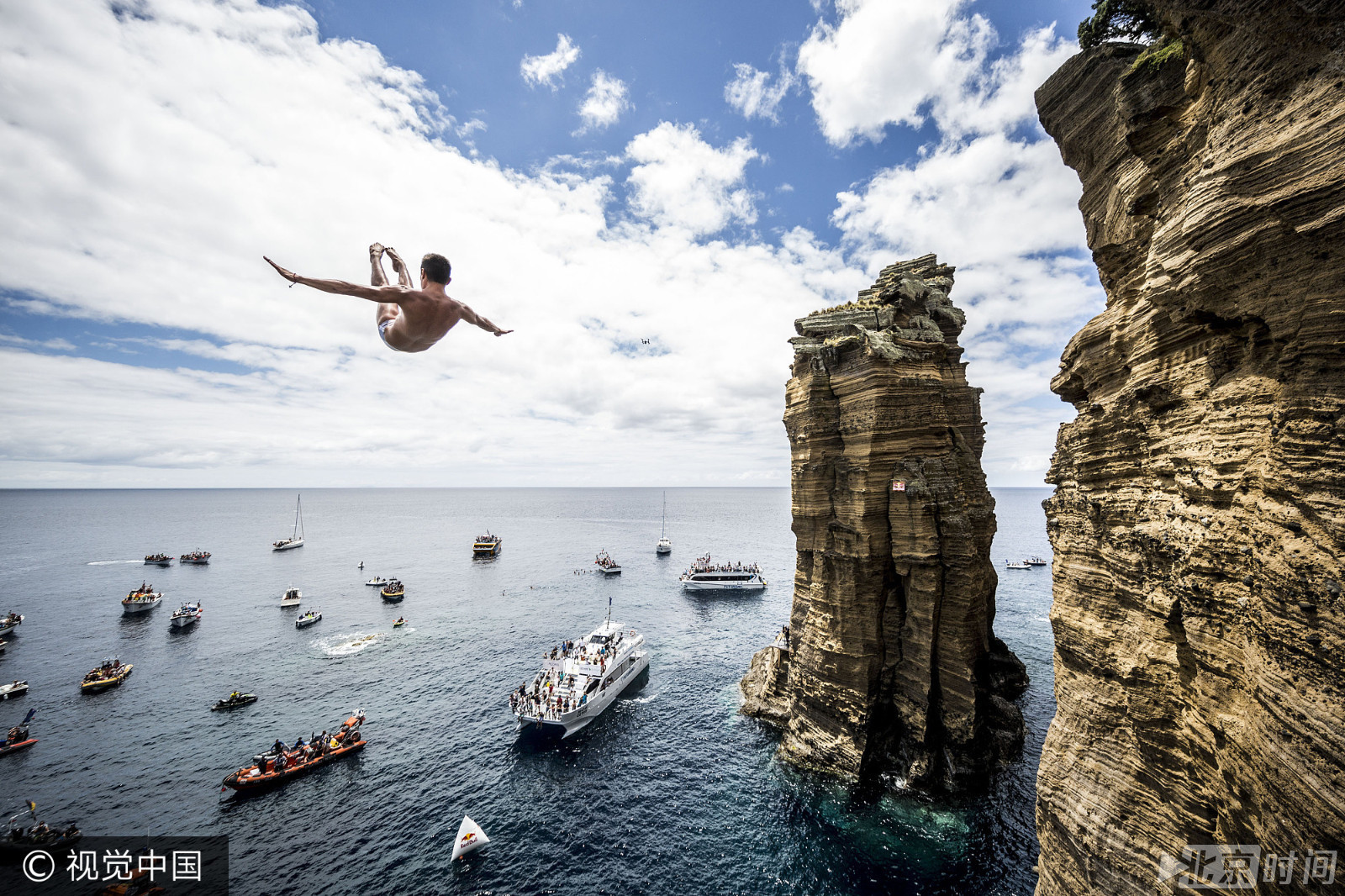 碧海蓝天悬崖跳水挑战自由落体_北京时间