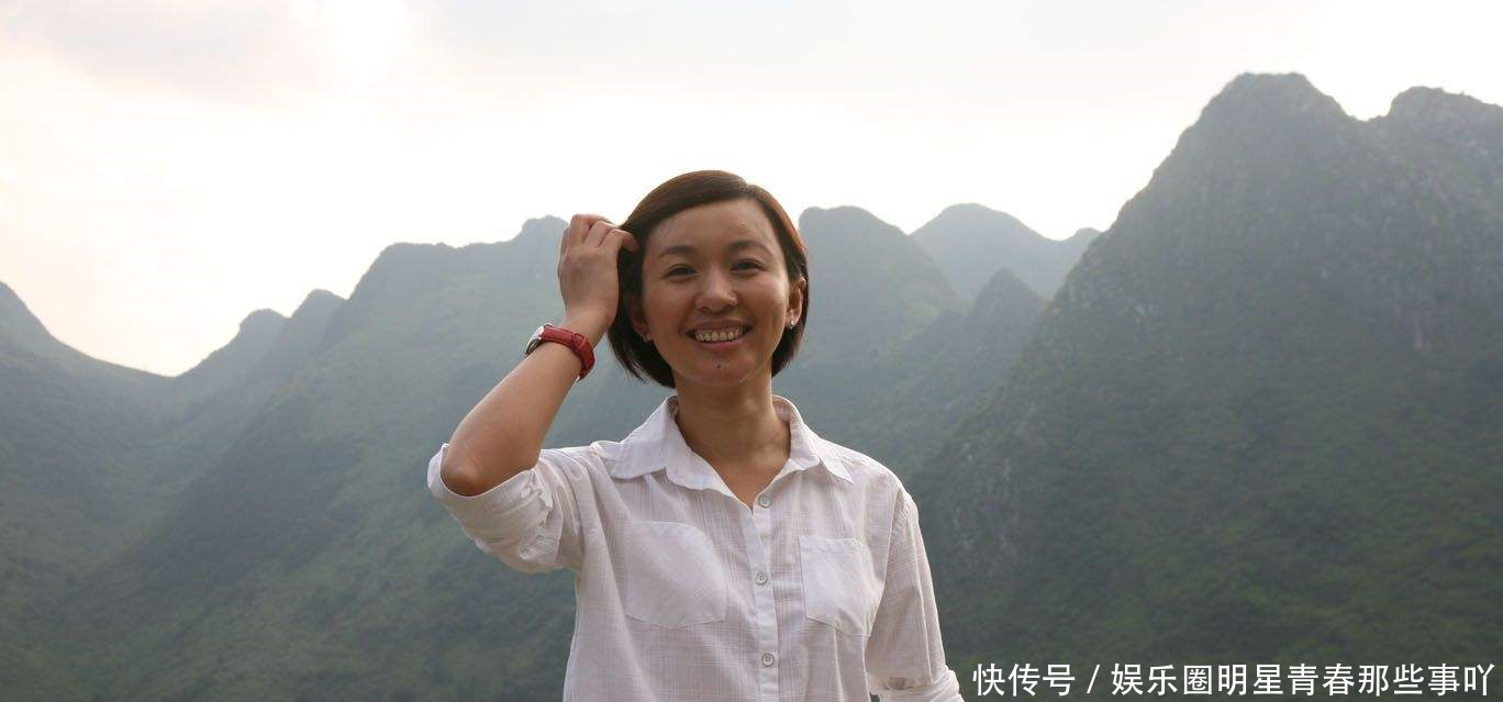 她是央视最漂亮主持人,曾是高考状元,父亲早逝