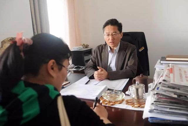 这张照片感动一座城!老人街头昏迷,徐医附院美