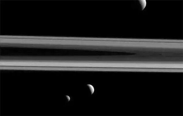 快看!土星的北极竟然变色了