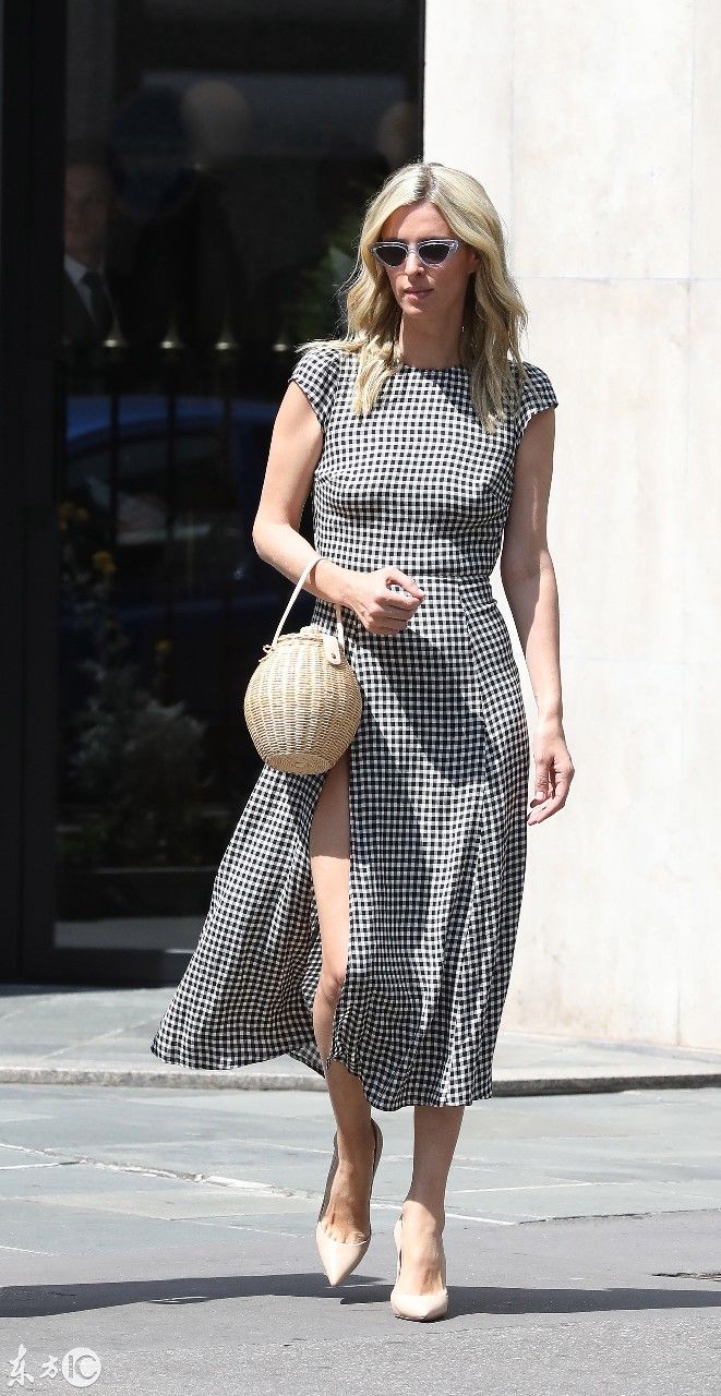 尼基希尔顿在巴黎参加2018年的时装周