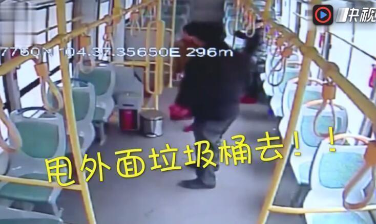 实拍一女子公交车蹲下大便 司机惊呆到石化