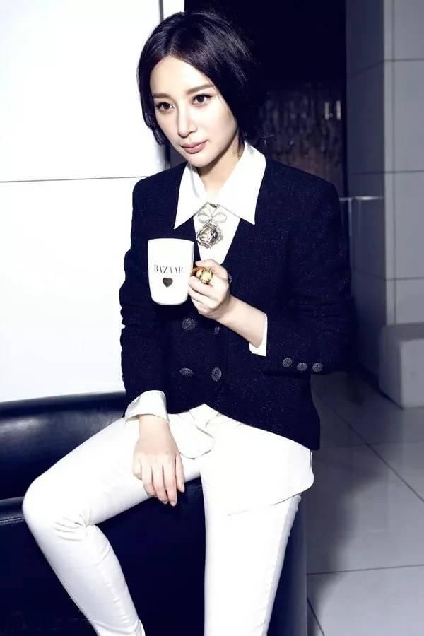 熊乃瑾身穿衬衫配超短裤,打结穿法有个性,网友