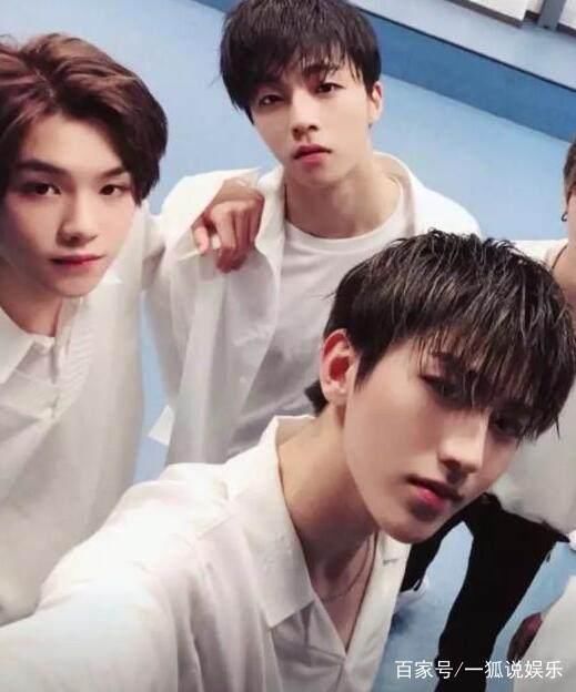 陈立农、林彦俊和丞丞,三人同穿白衬衣,却被蔡