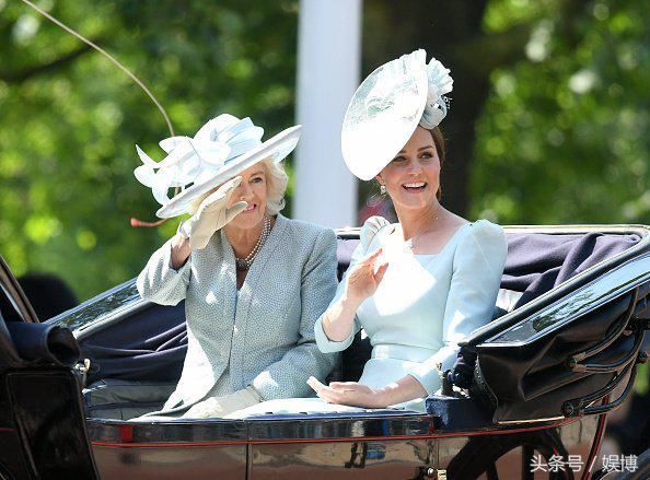 凯特王妃和卡米拉同坐马车出席阅兵仪式,却全