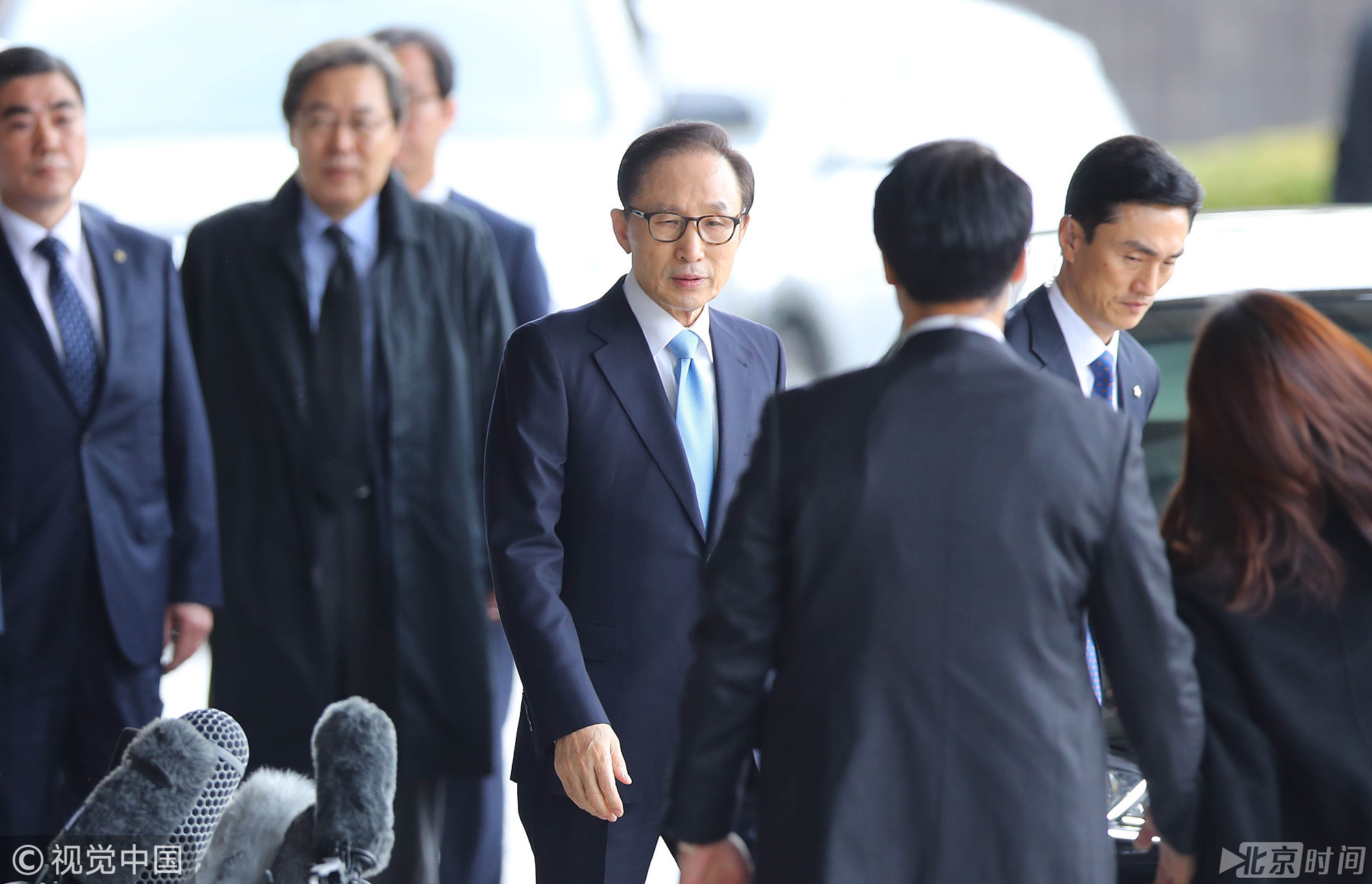 当地时间3月14日上午9时20分左右,韩国前总统李明博抵达韩国首尔中央地方检察厅接受检方就其受贿等嫌疑的调查。李明博因此成为继卢泰愚、全斗焕、卢武铉、朴槿惠之后,韩国第五位被检方调查的前总统。
