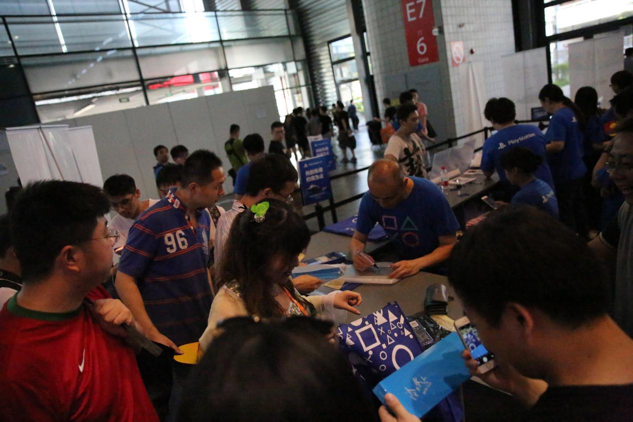 “五仁叔”超高的人气已经成为索尼在中国最好的代言人,他非常喜欢和玩家互动,也很高兴可以收到很多玩家的反馈信息,他向记者说游戏这项业务并不是单方面提供产品,另一方简单的接受,游戏本身是一种互动产品。