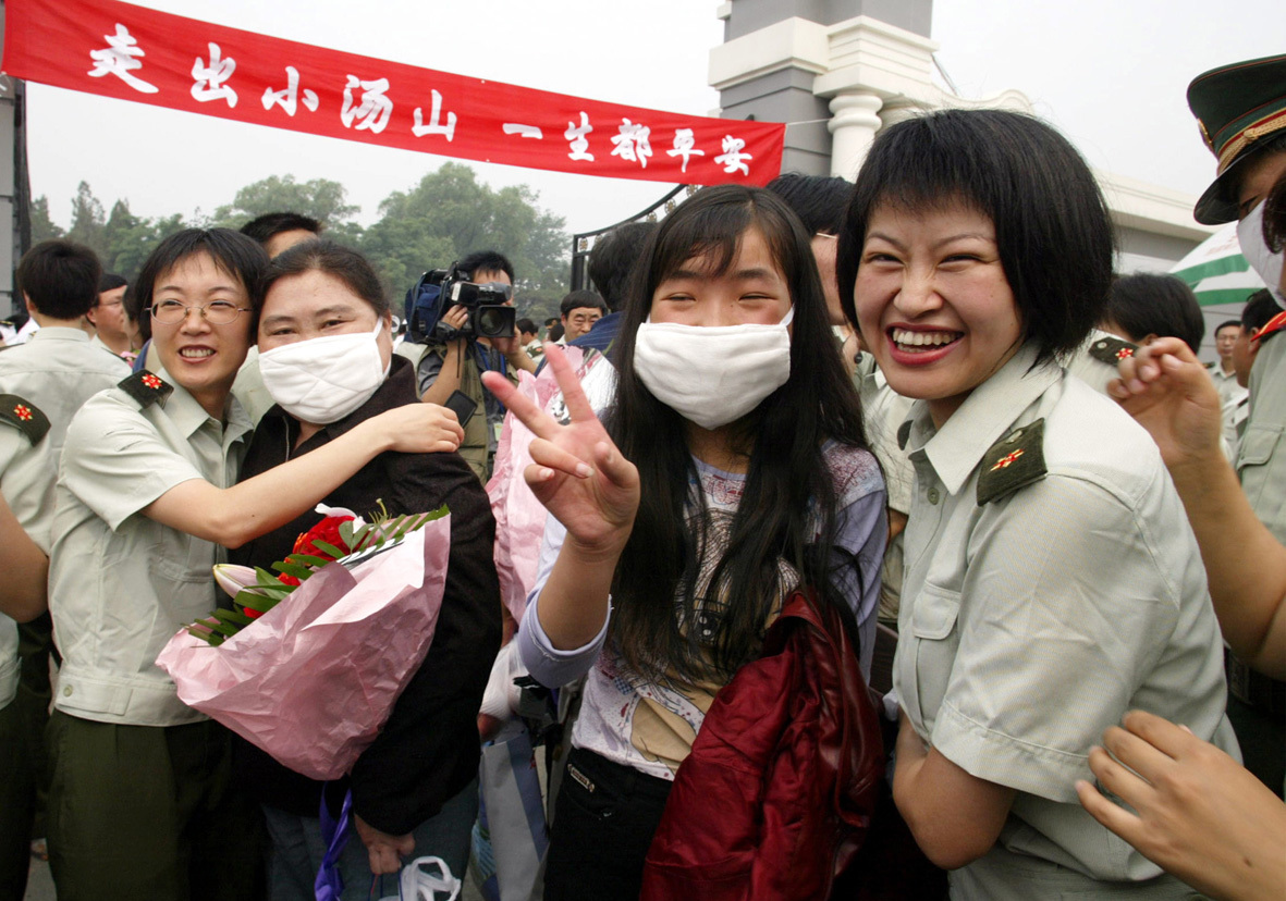 2003年6月20日，小汤山医院的最后一批非典治愈者出院时与医务人员深情告别。新华社记者王建民摄