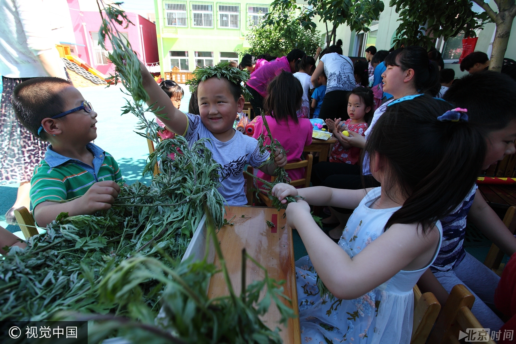 活动现场内容丰富，小孩子们都玩疯了， 孩子们用雄黄酒在小孩脑门上画王字、用艾草编花环、包粽子、制作香囊、画钟馗、赛龙舟等精彩不断， 孩子们的笑声充满着整个校园。