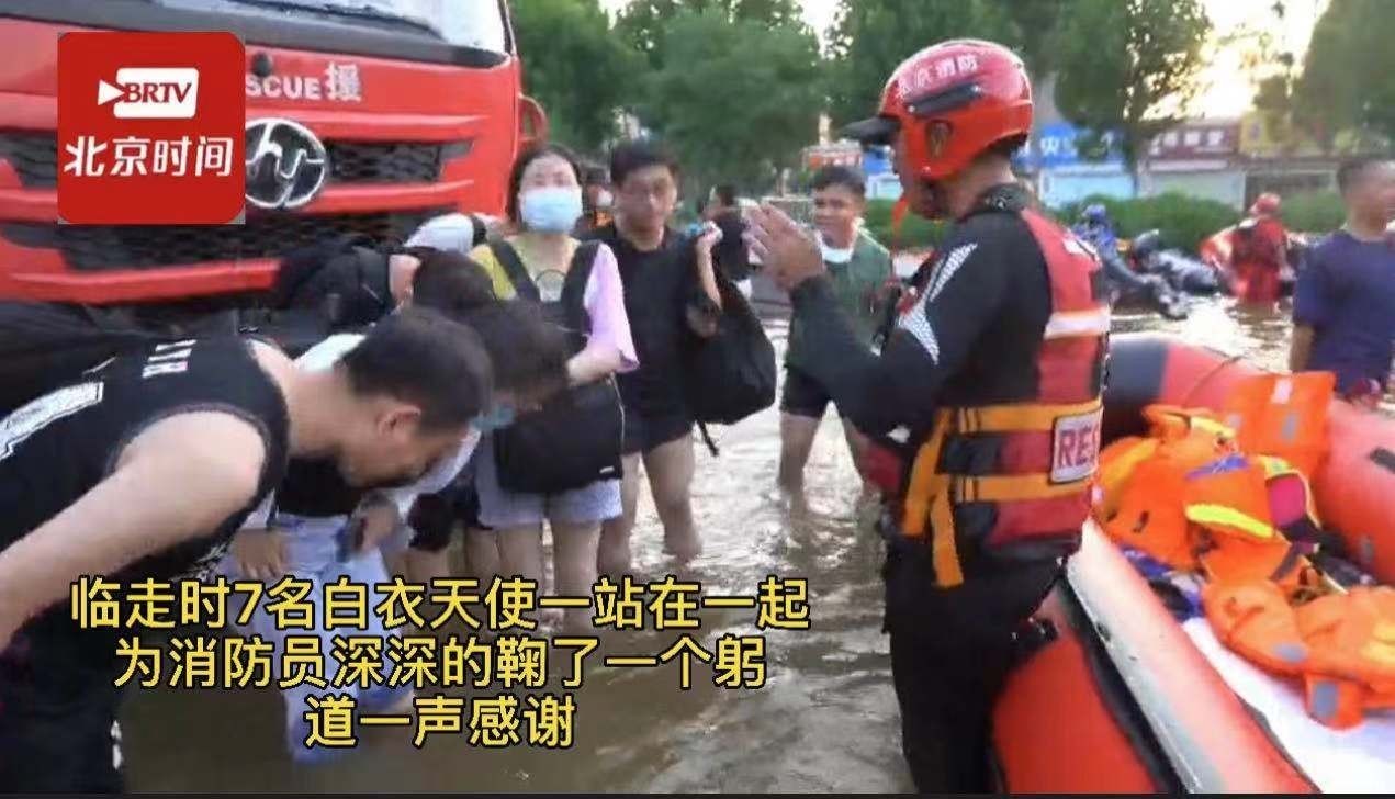 互相道谢!这一幕暖心! 互相道谢!这一幕暖心!
