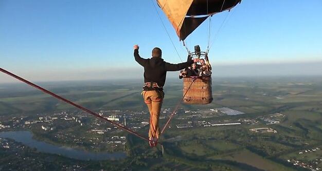 乌克兰男子挑战660米热气球高空绳索 帅气走完全程创国家记录