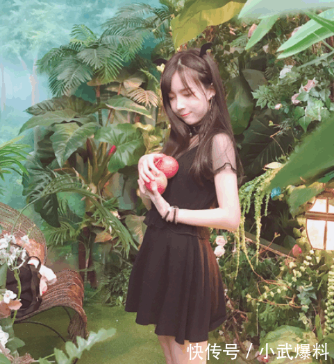 绿色短上衣配牛仔裤紧身裤, 整体效果很好!