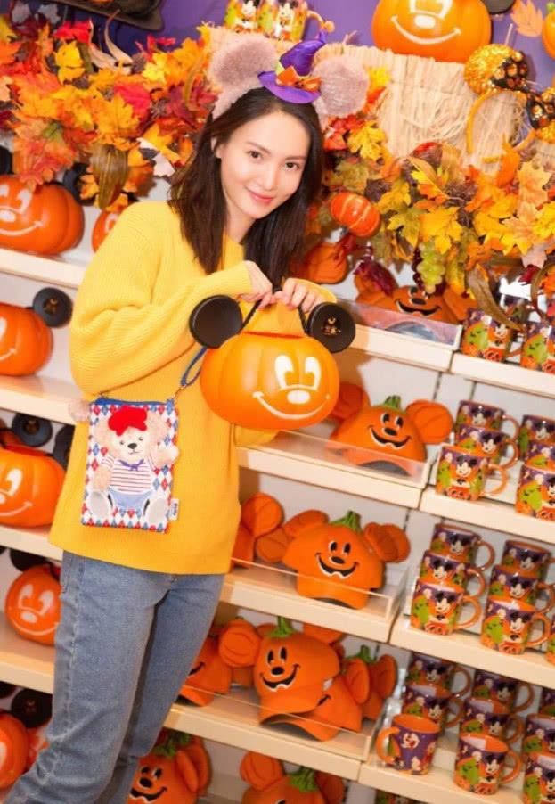 金晨穿搭太强了,背宝宝袋显嫩不止10岁,难怪