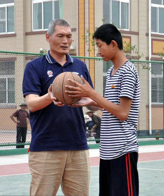 这是去年的时候拍摄的照片，纪敏尚正在对刘泽文进行篮球指导，纪敏尚是前中国国家队成员被称为中国的“邮差”他的身高达到了2米10，从照片上看刘泽文也就比他矮了一点。