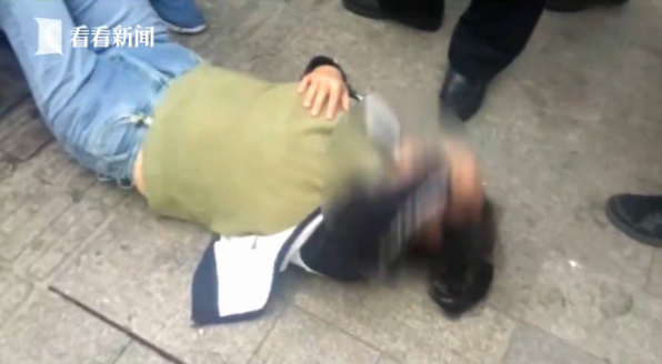 老太闯红灯被罚撒泼 扬言“要钱没有 要命一条”