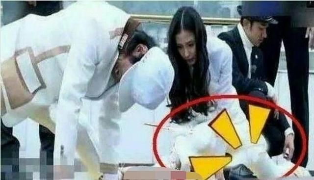 刘亦菲景甜迪丽热巴一字马轻松做到,只有她做