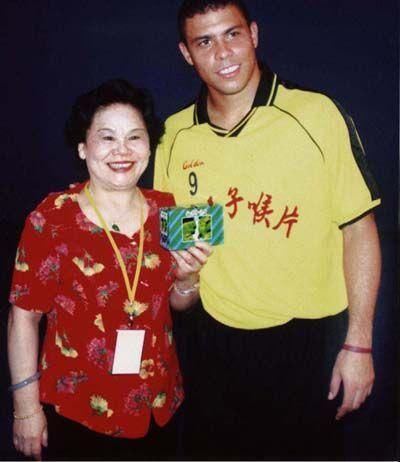 当年足坛巨星罗纳尔多为什么给金嗓子喉宝做广