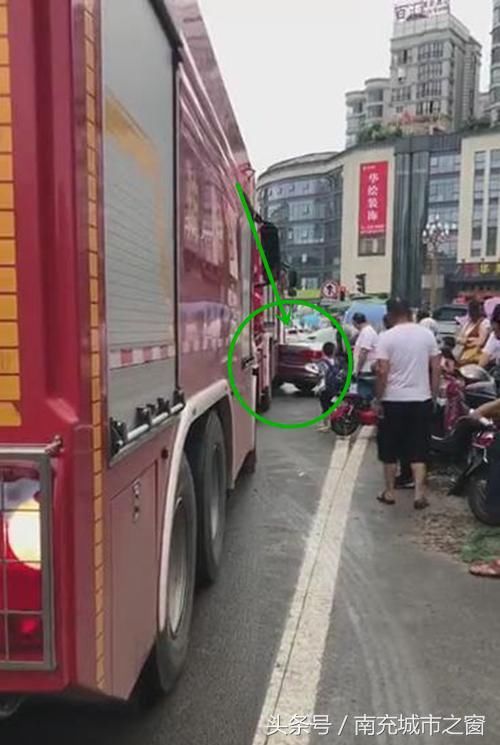 四川南充:消防通道被阻塞,消防车撞开违停小车