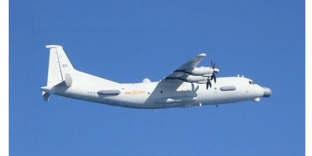 紧急起飞,飞往对马海峡上空,为一架中国海军运-9jb电子侦察机"护航"!