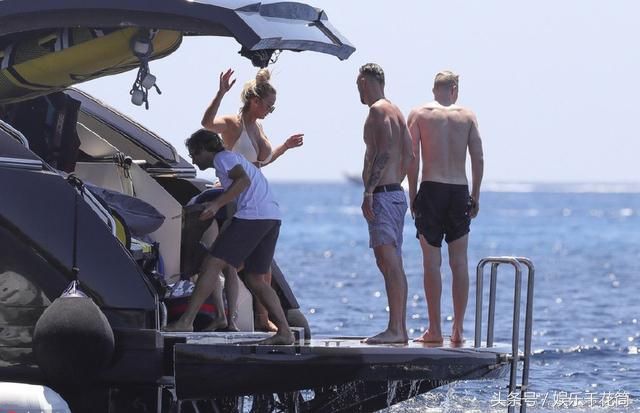球星波尔津吉斯与女友游艇度假,女友身材火辣